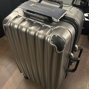 Silver Wine Suitcase